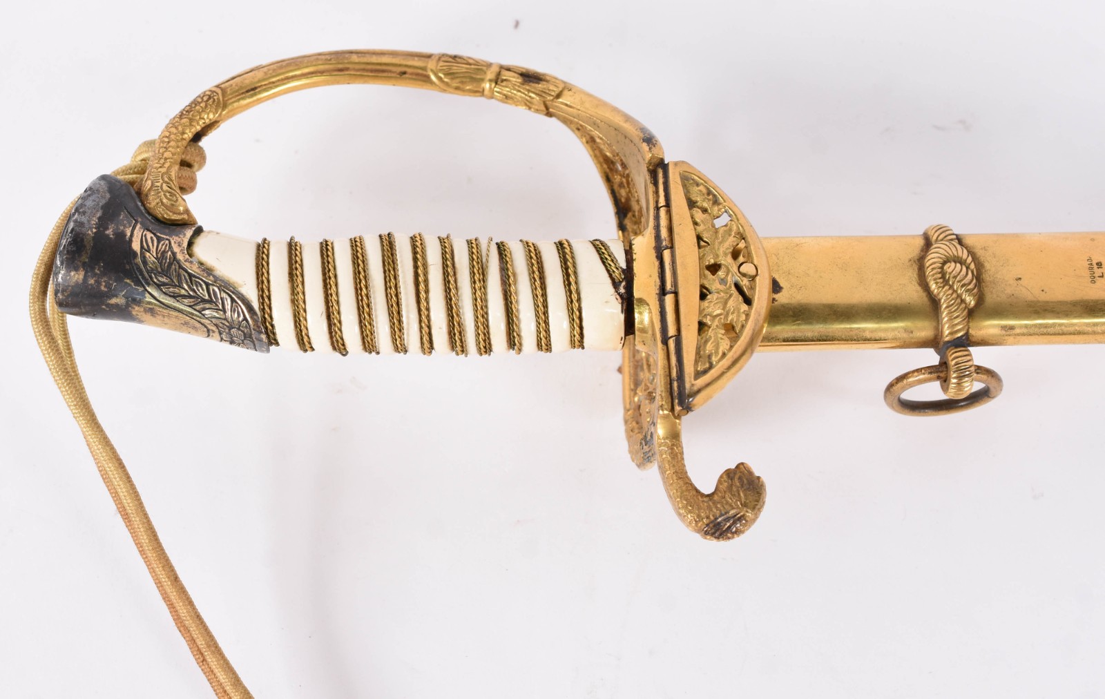 Espada da marinha com castão ricamente trabalhado em dourado, lâmina... - foto 4 de 6