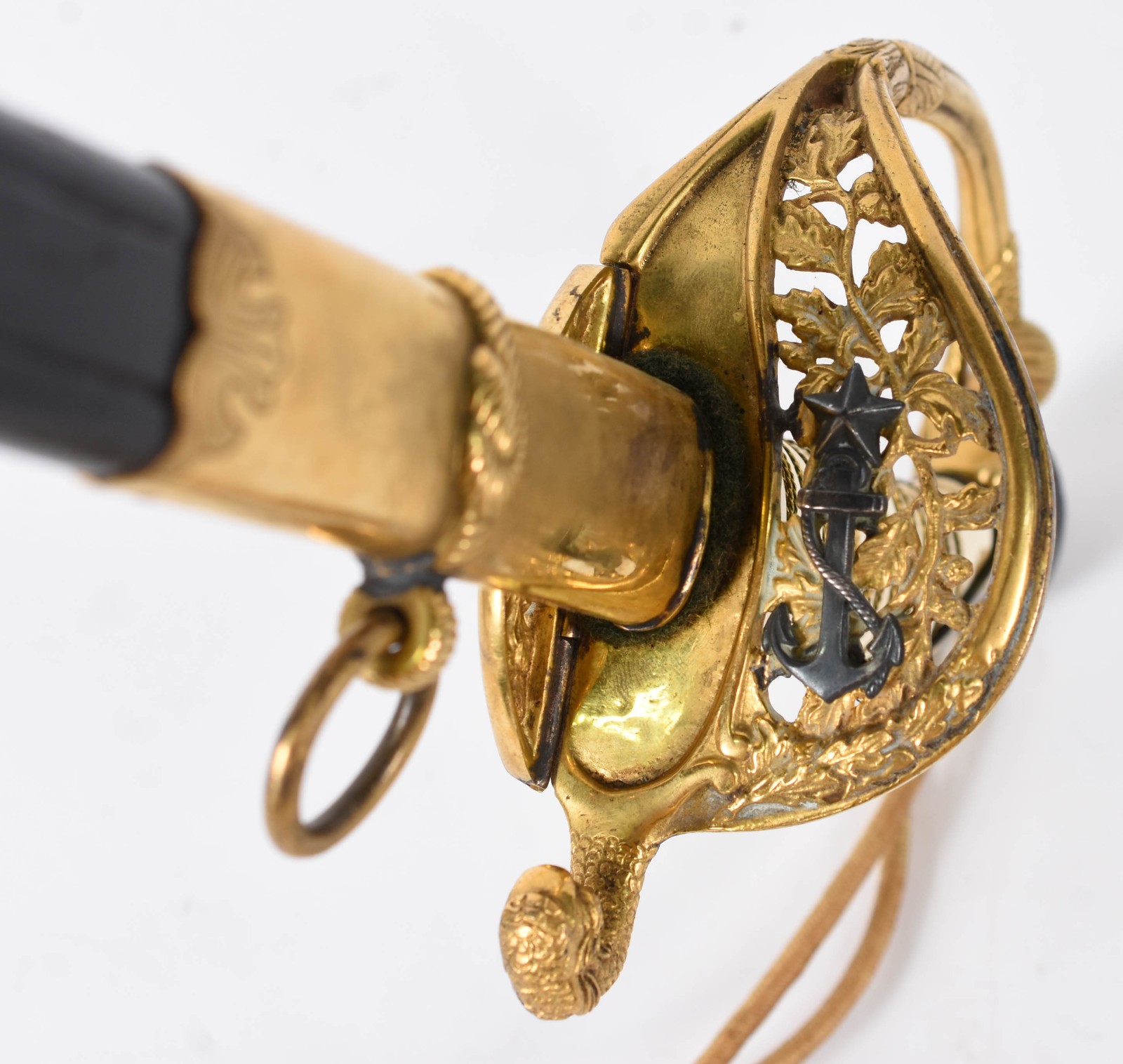 Espada da marinha com castão ricamente trabalhado em dourado, lâmina... - foto 1 de 6