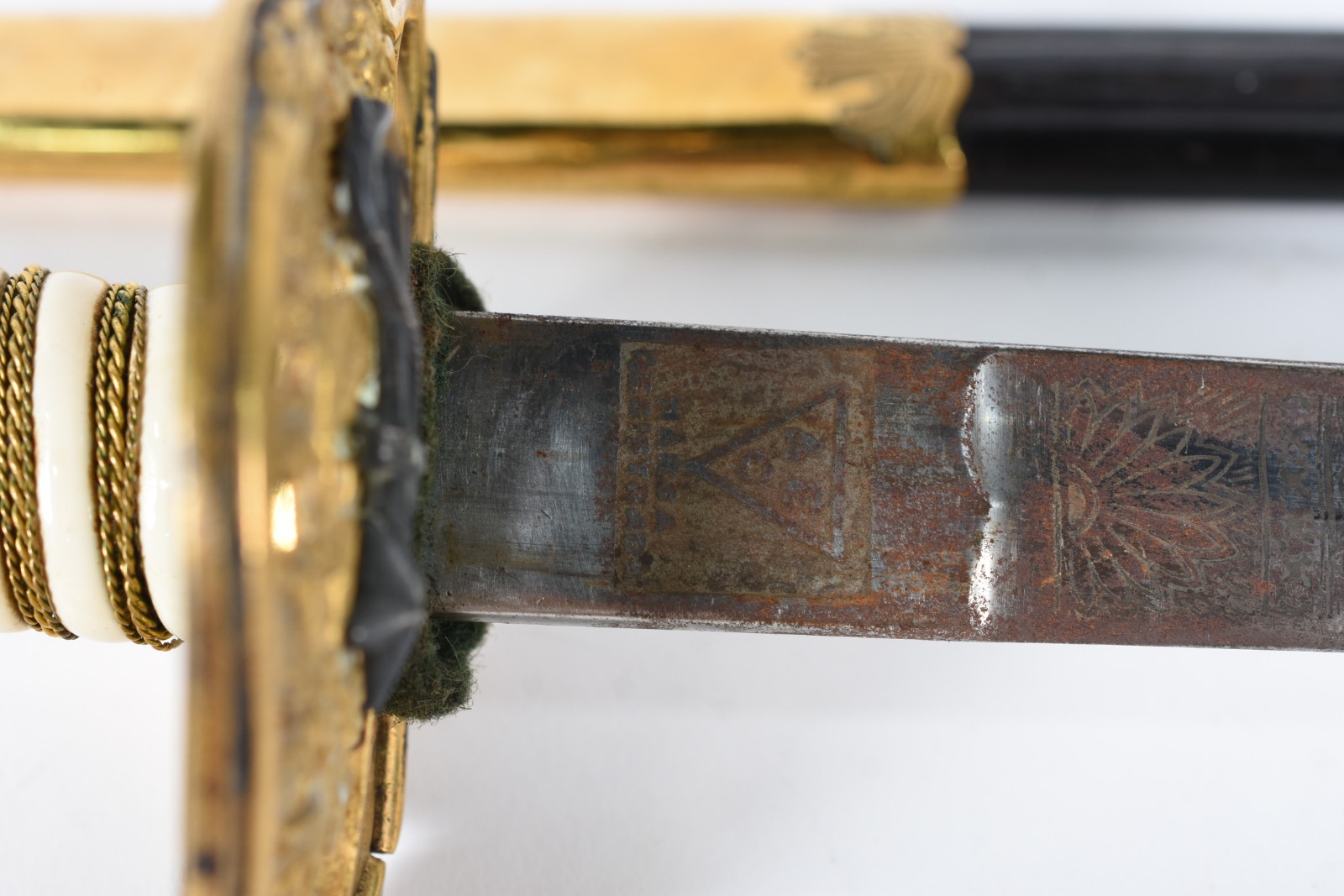 Espada da marinha com castão ricamente trabalhado em dourado, lâmina... - foto 6 de 6