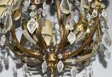 Lustre com estrutura de metal dourado e pingent... - Lustre com estrutura de metal dourado e pingentes de cristal lapidado, para 5 luzes.