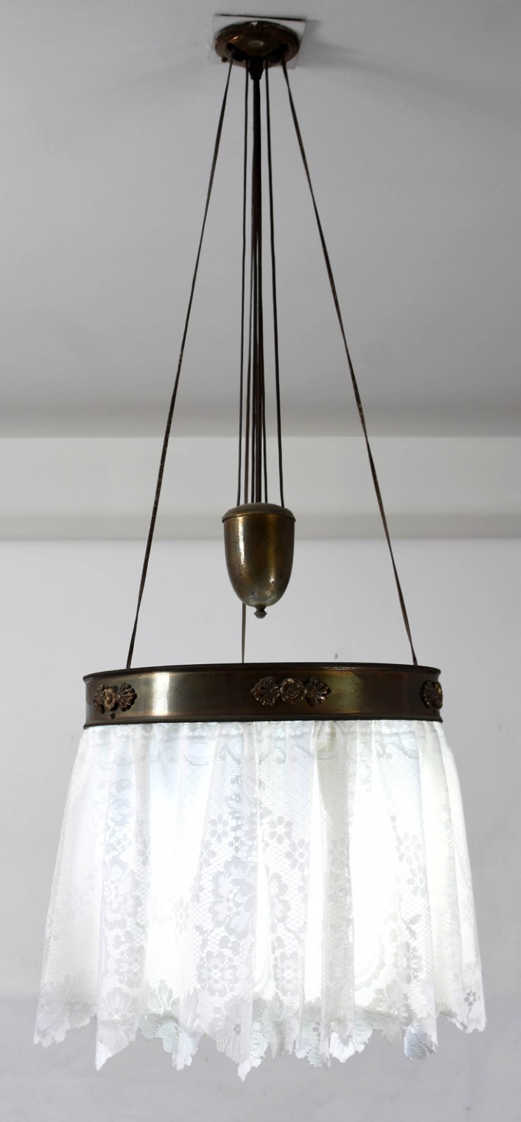 Lustre antigo com armação de metal, "saia" de tecido, altura... - foto 1 de 3