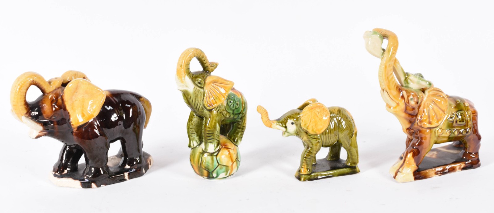 Quatro esculturas de cerâmica policromada representando elefante. - foto 1 de 4