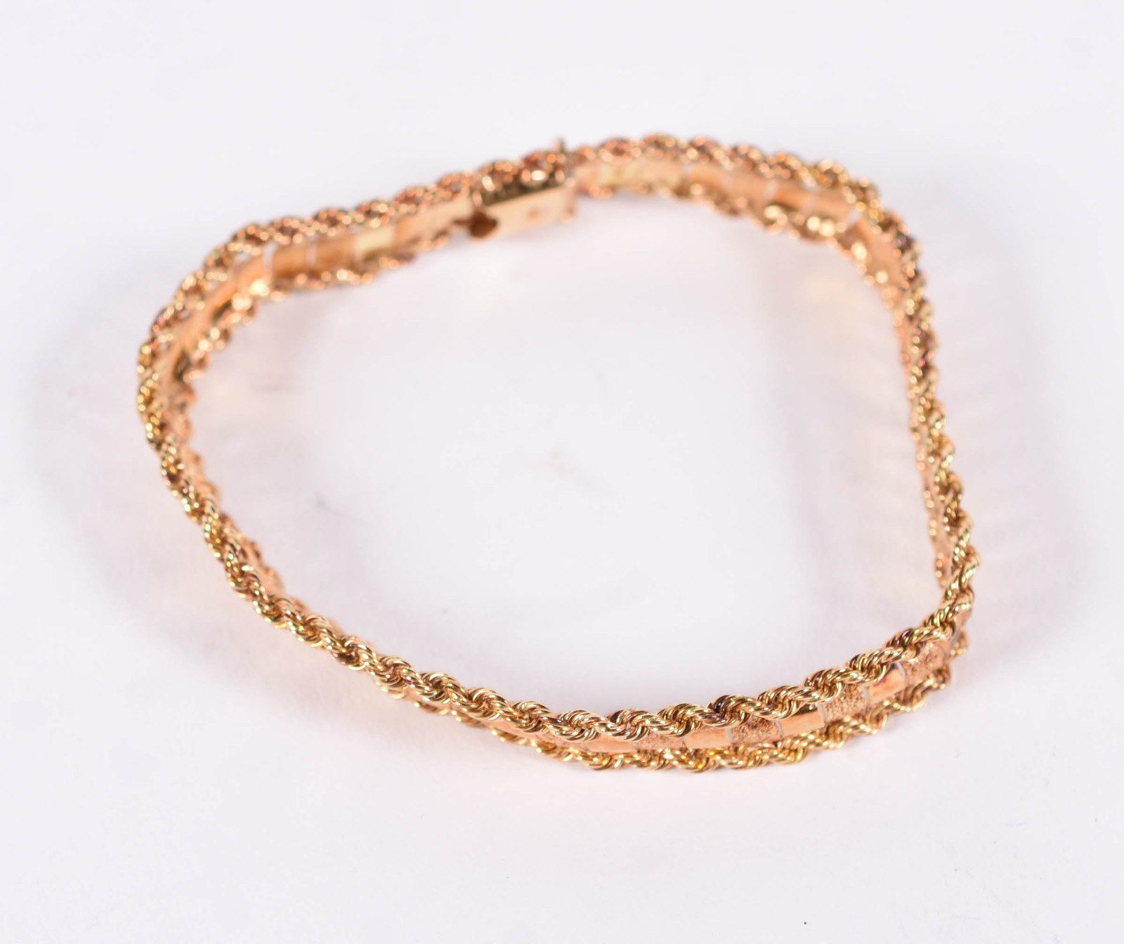 Pulseira de ouro 18 k, laterais feitio "corda". (Por motivos de... - foto 1 de 4