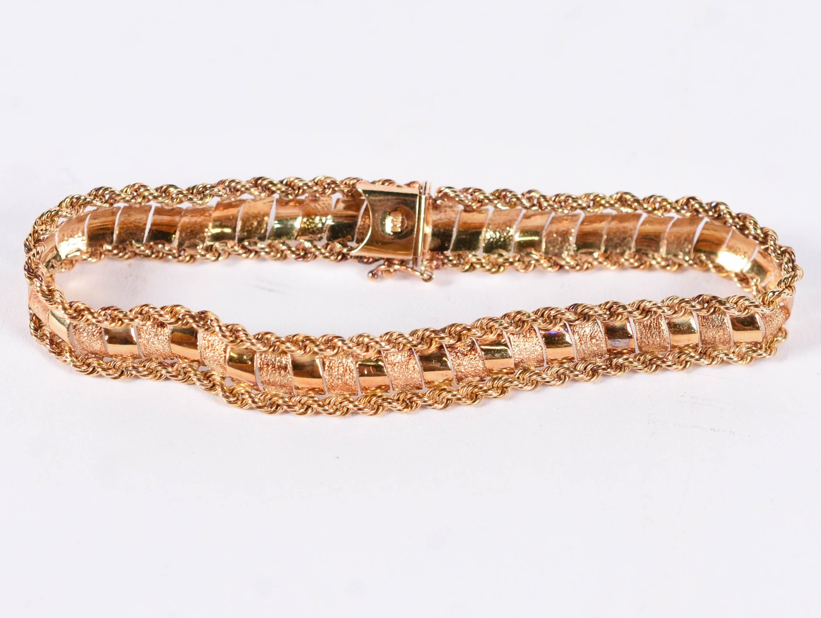 Pulseira de ouro 18 k, laterais feitio "corda". (Por motivos de... - foto 2 de 4