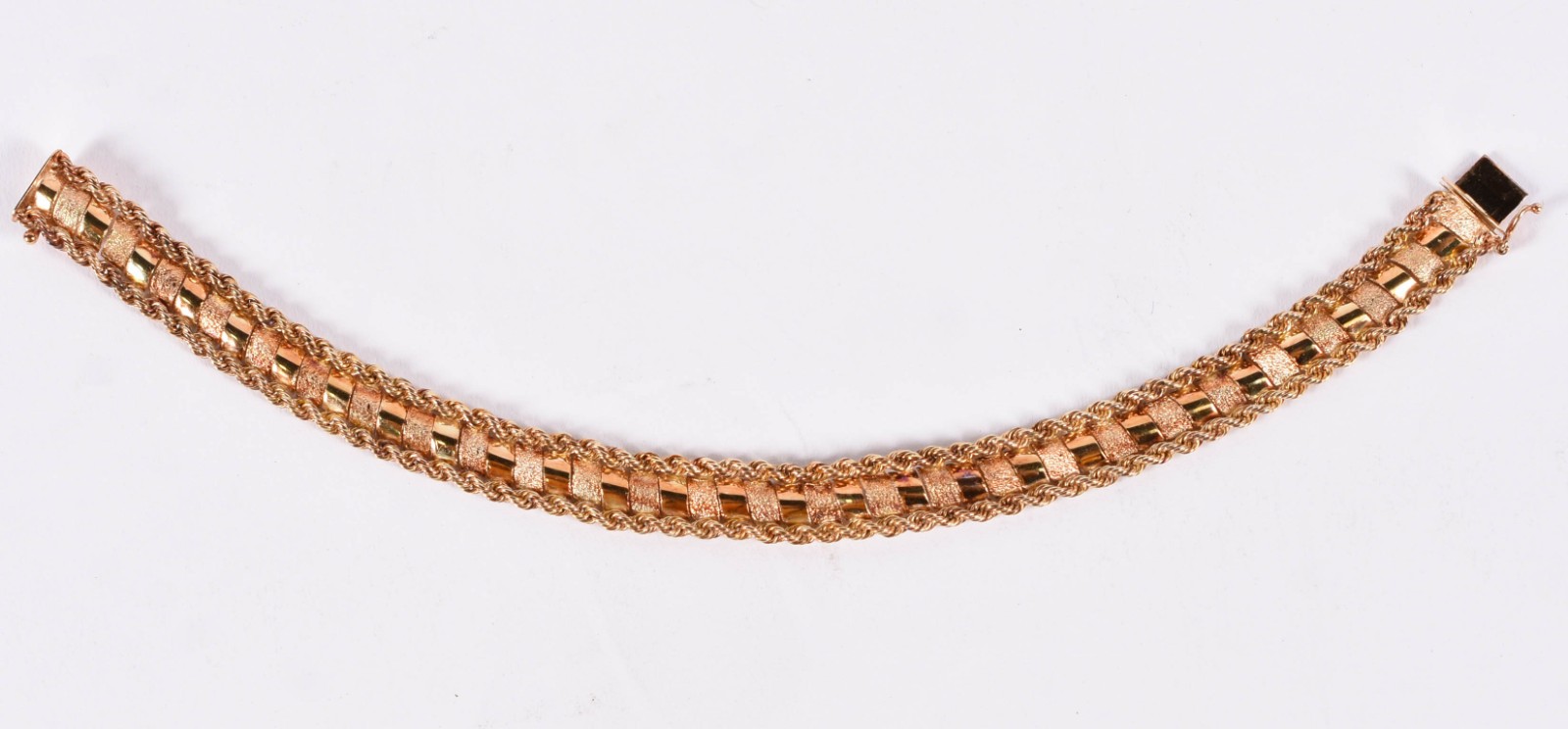 Pulseira de ouro 18 k, laterais feitio "corda". (Por motivos de... - foto 3 de 4