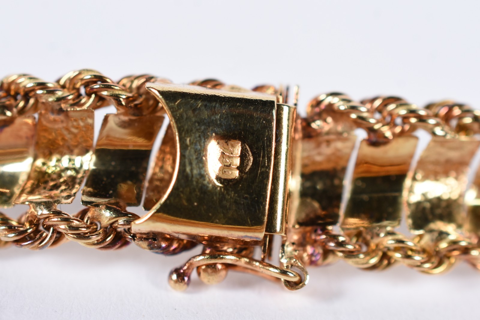 Pulseira de ouro 18 k, laterais feitio "corda". (Por motivos de... - foto 4 de 4