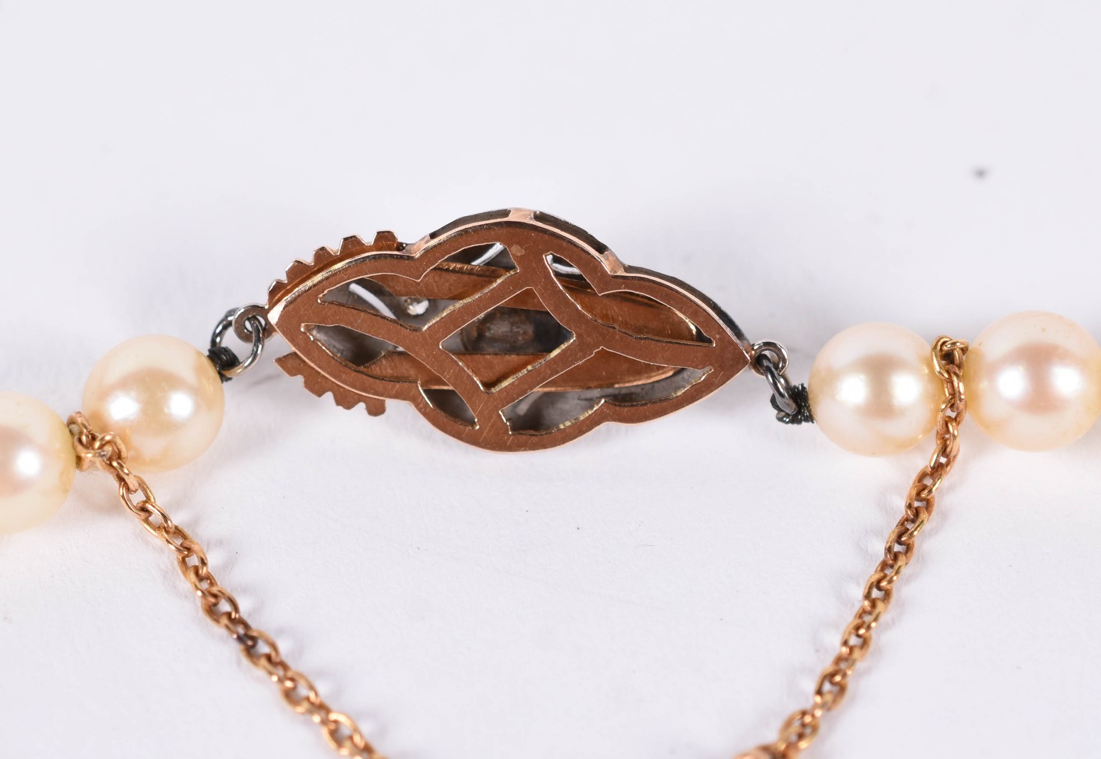 Colar de pérolas de uma volta com fecho de ouro. - foto 3 de 3