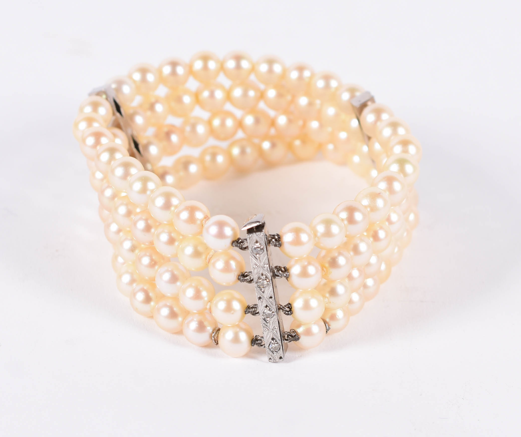 Pulseira com quatro fios de pérolas, separações e fecho de ouro. - foto 1 de 3