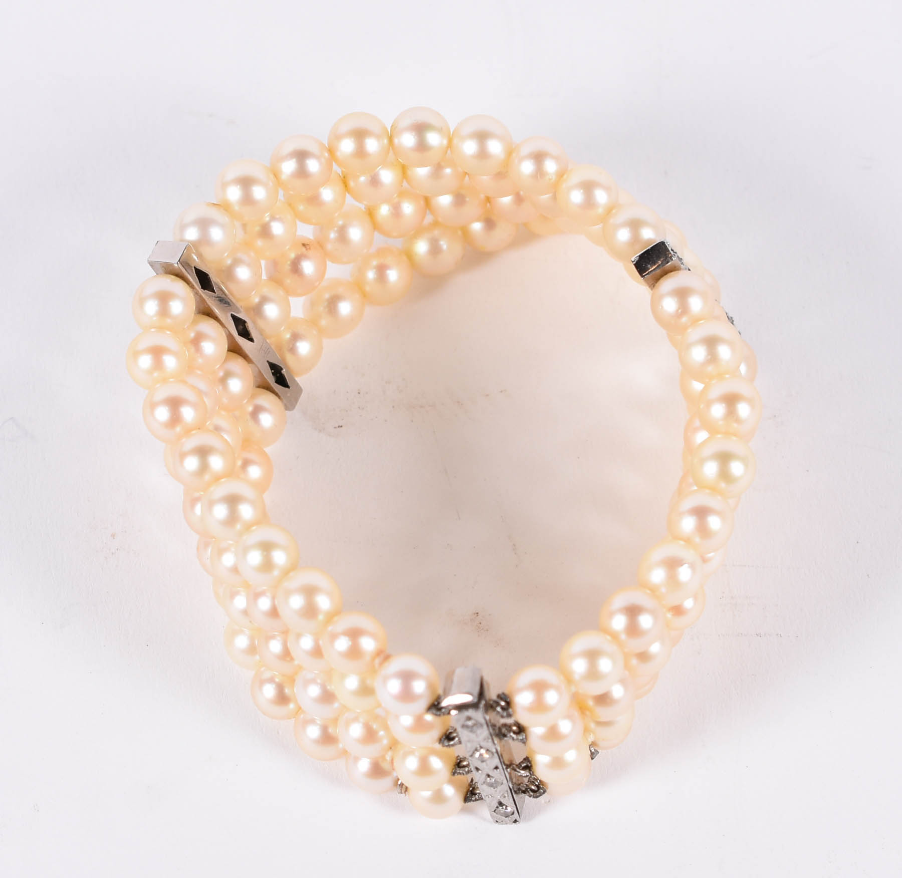 Pulseira com quatro fios de pérolas, separações e fecho de ouro. - foto 2 de 3