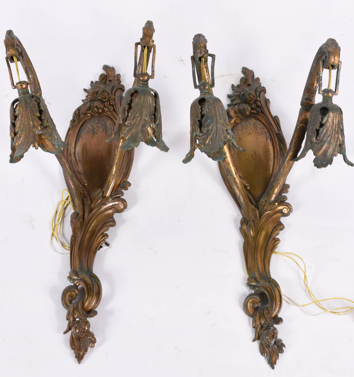 Par de apliques de bronze para 2 luzes cada (com oxidações). - foto 1 de 2