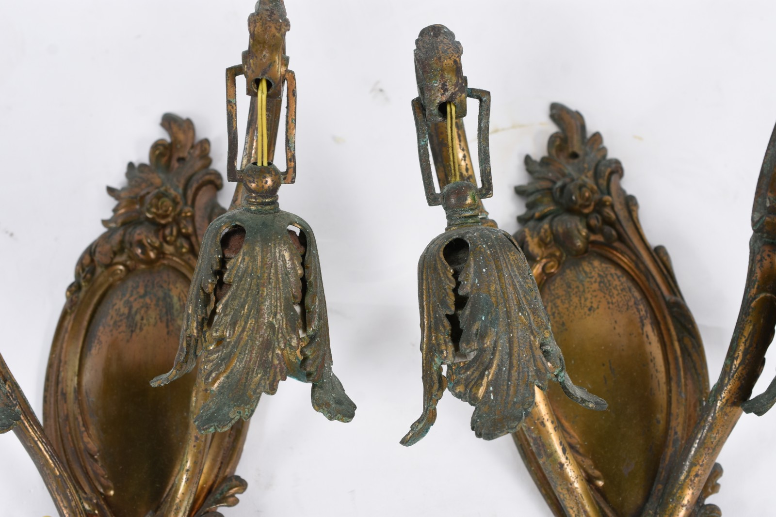 Par de apliques de bronze para 2 luzes cada (com oxidações). - foto 2 de 2