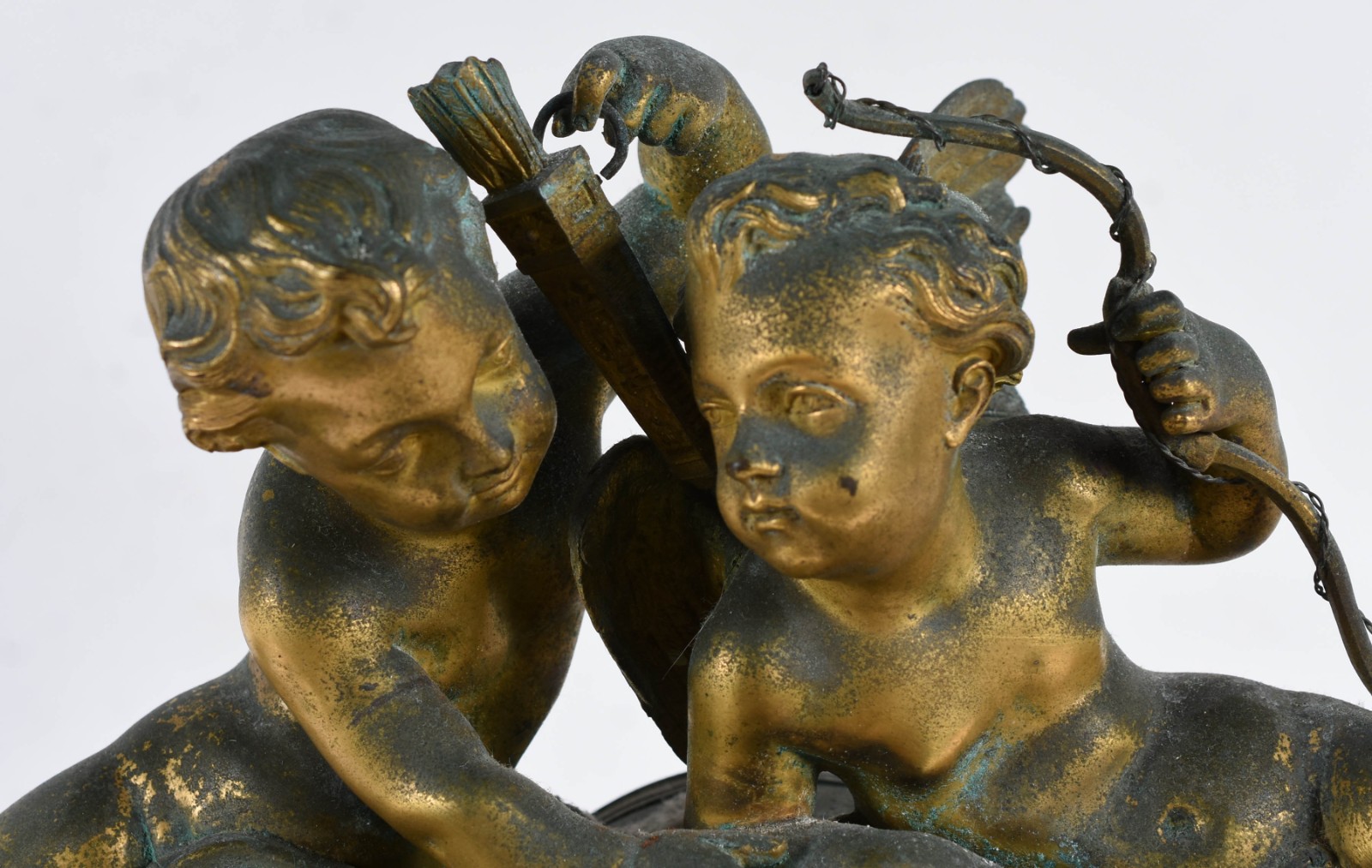 Relógio de mesa francês, base de mármore, guarnição e figuras de... - foto 2 de 6