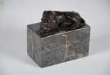 LOUIS-ALBERT CARVIN - Escultura em bronze repre... - LOUIS-ALBERT CARVIN - Escultura em bronze representando Tigre com base em mármore. Medidas: 7 x 12 cm. Altura: 10,5 cm
