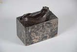 LOUIS-ALBERT CARVIN - Escultura em bronze repre... - LOUIS-ALBERT CARVIN - Escultura em bronze representando Tigre com base em mármore. Medidas: 7 x 12 cm. Altura: 10,5 cm