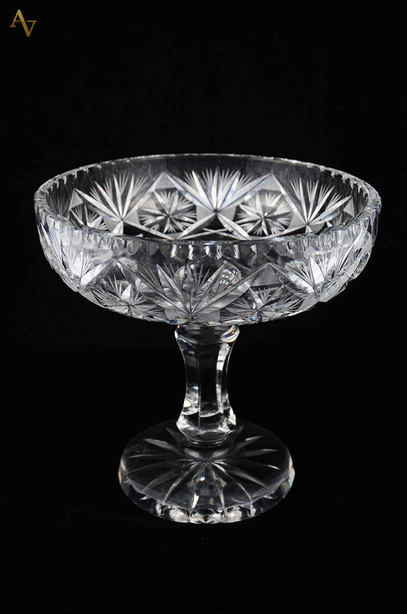 Fruteira em cristal europeu lapidado. Diâmetro: 24 cm. Altura: 22 cm