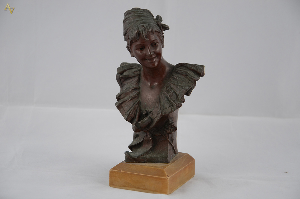 Busto em bronze representando Jovem. Assinado com selo. Altura total... - foto 1 de 4