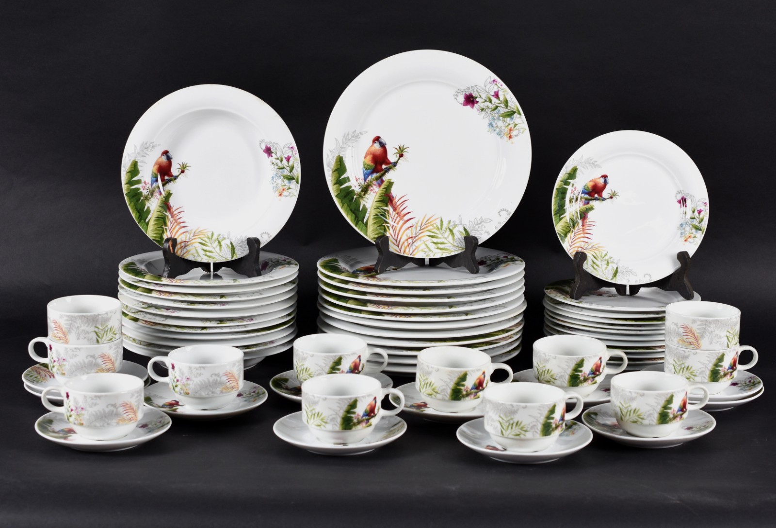 Aparelho de jantar de porcelana branca com flores e pássaros em... - foto 1 de 4