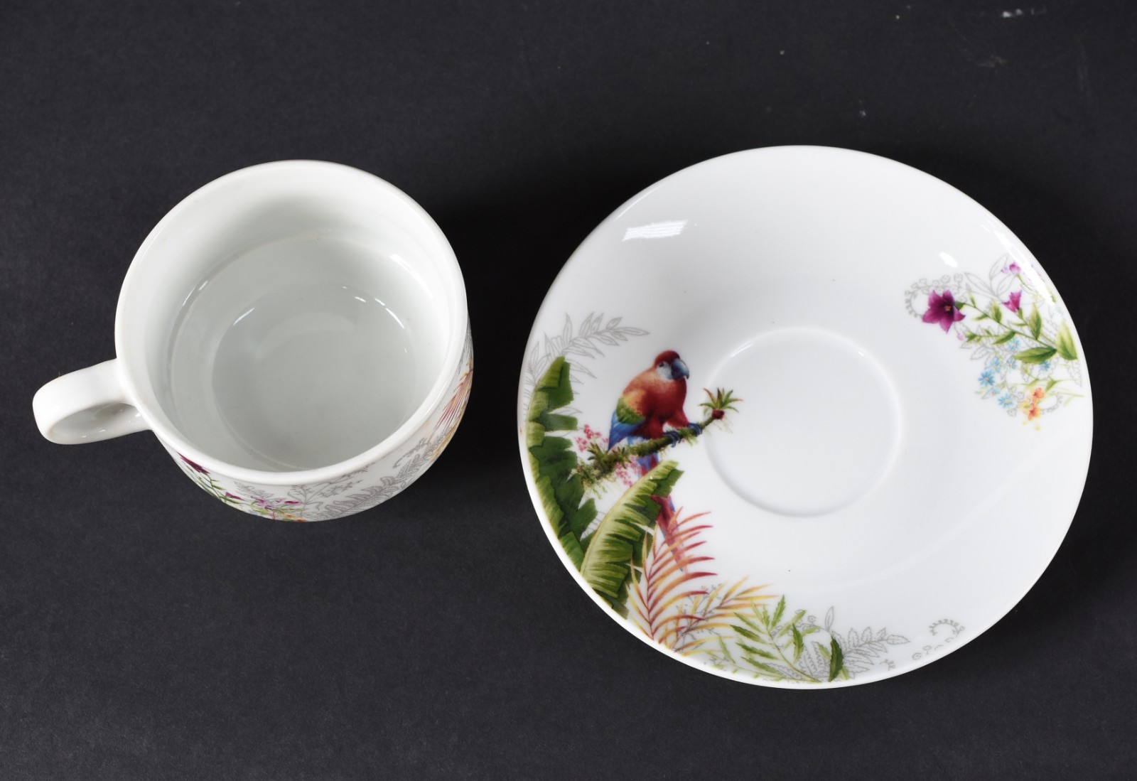 Aparelho de jantar de porcelana branca com flores e pássaros em... - foto 2 de 4