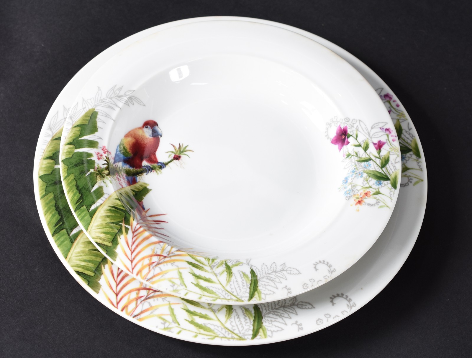 Aparelho de jantar de porcelana branca com flores e pássaros em... - foto 3 de 4