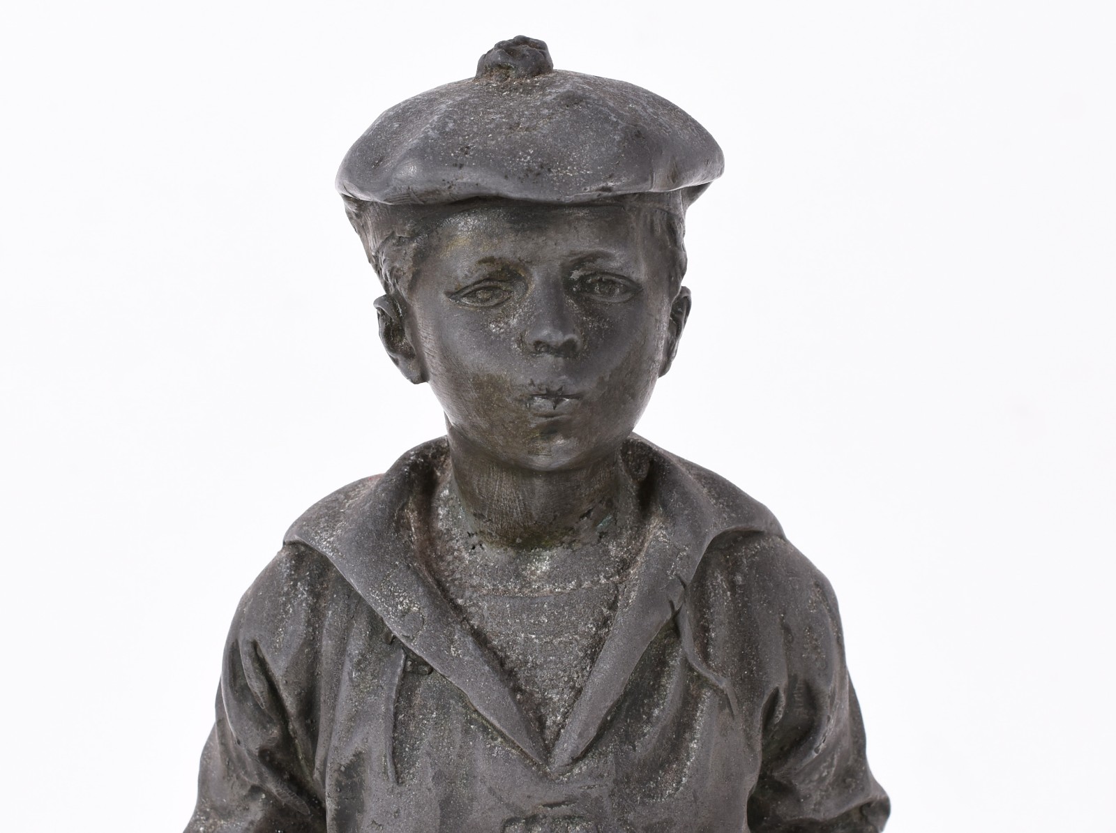 Estatueta de petit bronze representando menino assoviando. (desgastes) - foto 2 de 4