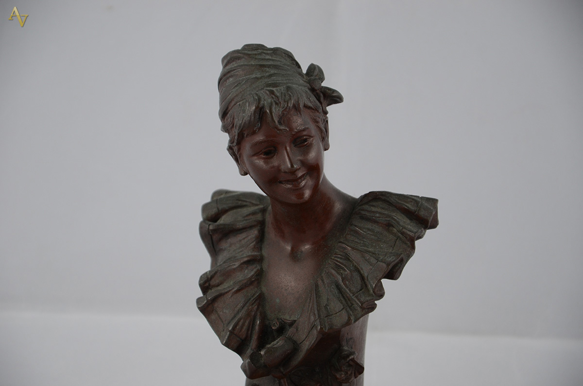 Busto em bronze representando Jovem. Assinado com selo. Altura total... - foto 2 de 4