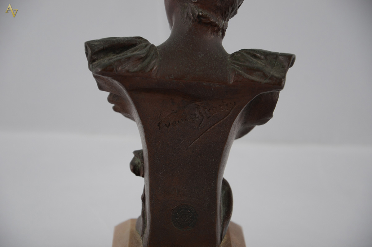 Busto em bronze representando Jovem. Assinado com selo. Altura total... - foto 3 de 4