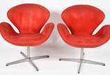 Par de poltronas giratórias com bases de metal ... - Par de poltronas giratórias com bases de metal e estofamento na cor vermelha.