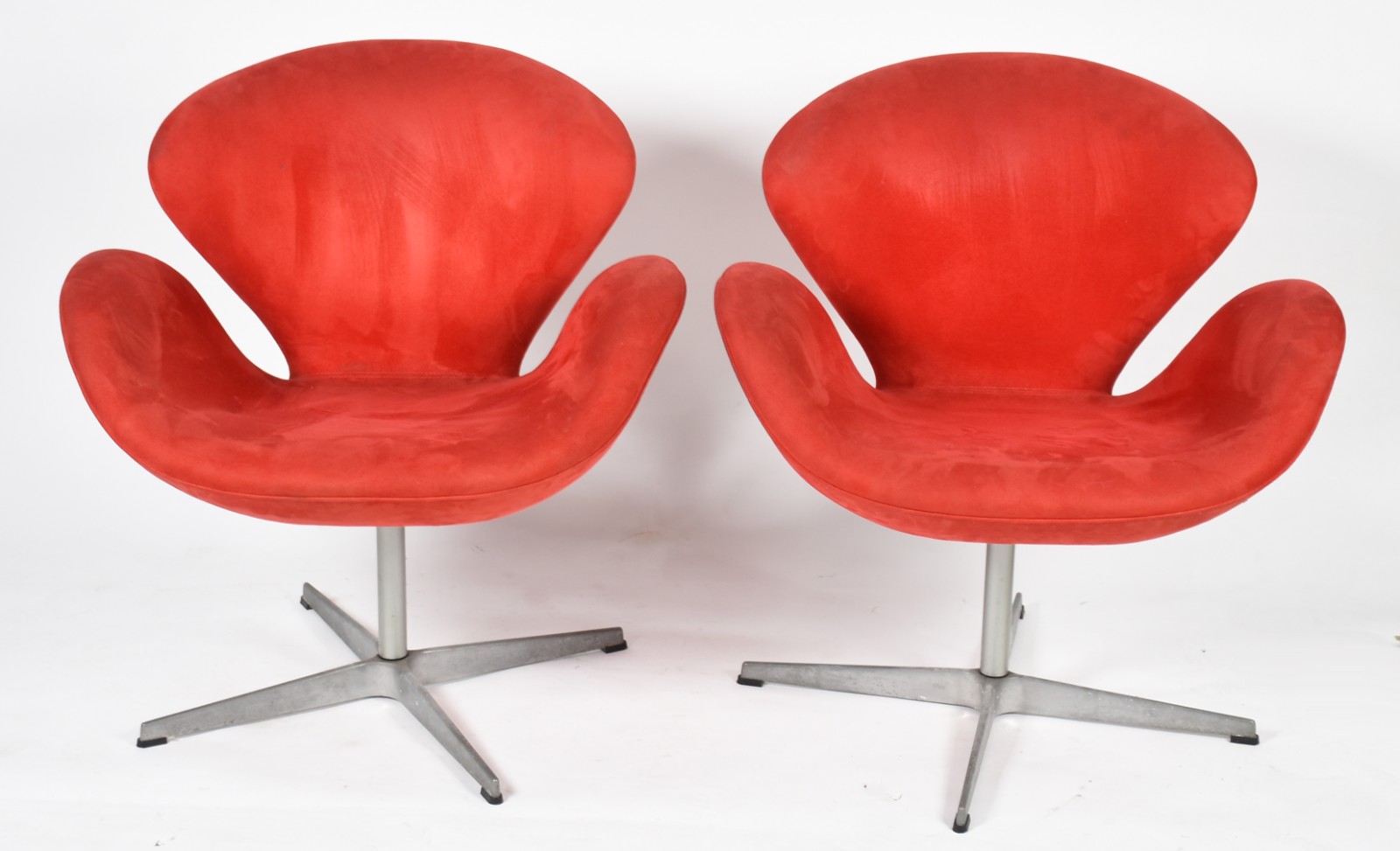Par de poltronas giratórias com bases de metal e estofamento na cor... - foto 1 de 6