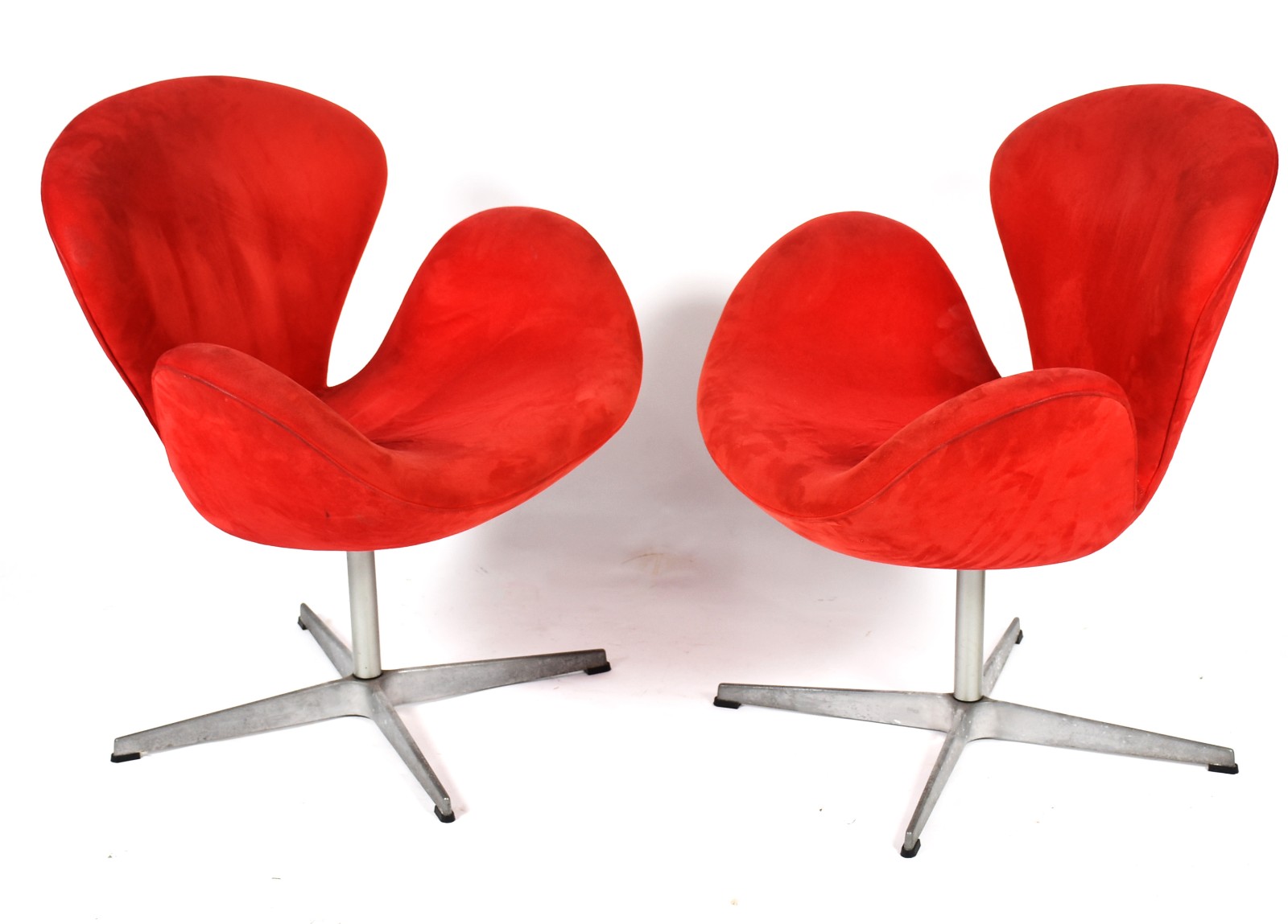 Par de poltronas giratórias com bases de metal e estofamento na cor... - foto 2 de 6