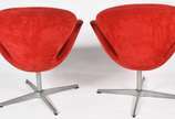 Par de poltronas giratórias com bases de metal ... - Par de poltronas giratórias com bases de metal e estofamento na cor vermelha.