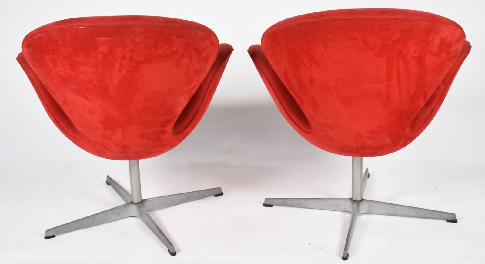 Par de poltronas giratórias com bases de metal e estofamento na cor... - foto 3 de 6