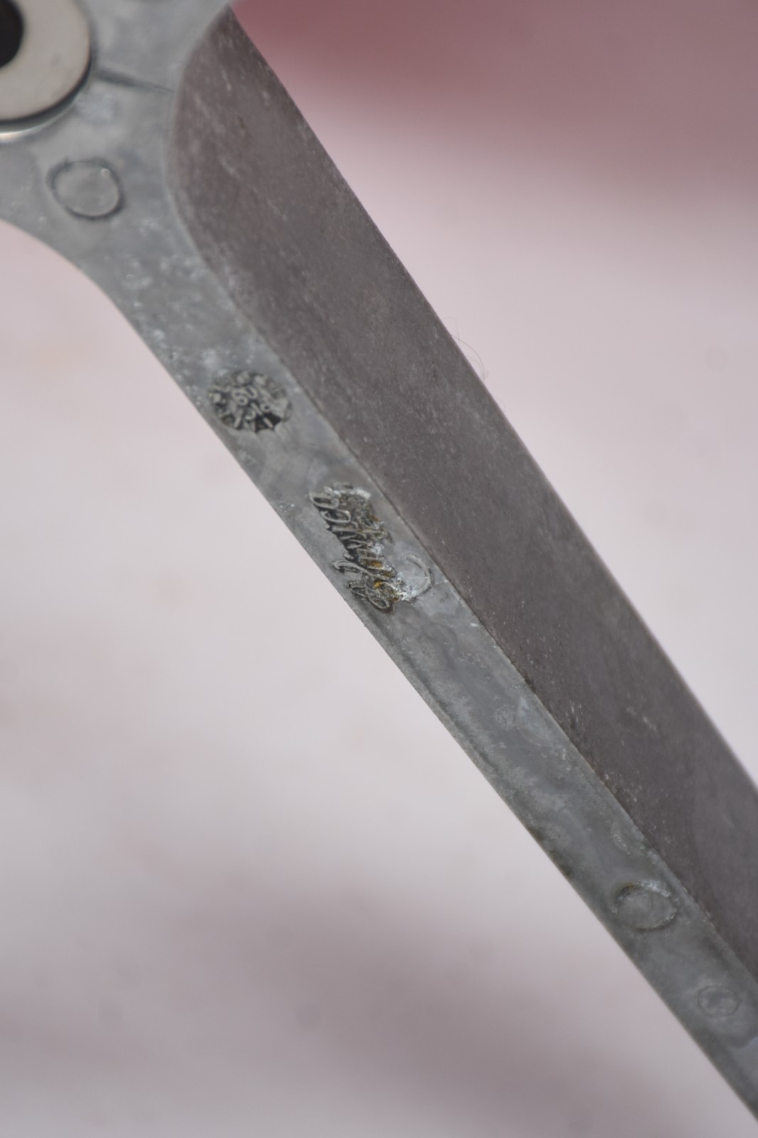 Par de poltronas giratórias com bases de metal e estofamento na cor... - foto 5 de 6