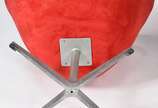 Par de poltronas giratórias com bases de metal ... - Par de poltronas giratórias com bases de metal e estofamento na cor vermelha.