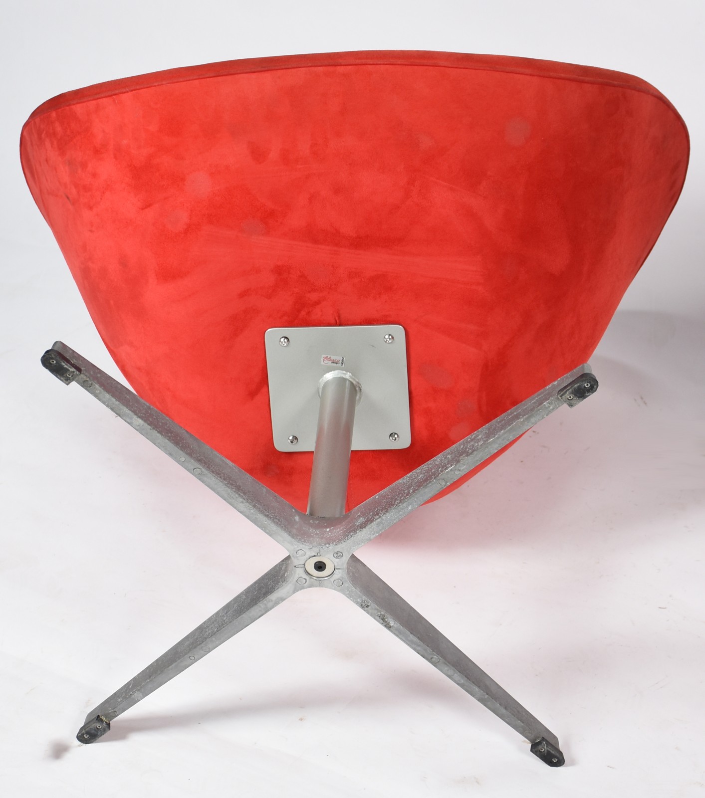 Par de poltronas giratórias com bases de metal e estofamento na cor... - foto 6 de 6