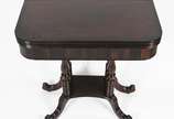 Elegante console reversível para mesa de madeir... - Elegante console reversível para mesa de madeira nobre, tampo apoiado sobre 4 colunas torneadas terminando em quatro pés recurvos e frisados.