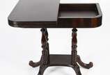 Elegante console reversível para mesa de madeir... - Elegante console reversível para mesa de madeira nobre, tampo apoiado sobre 4 colunas torneadas terminando em quatro pés recurvos e frisados.