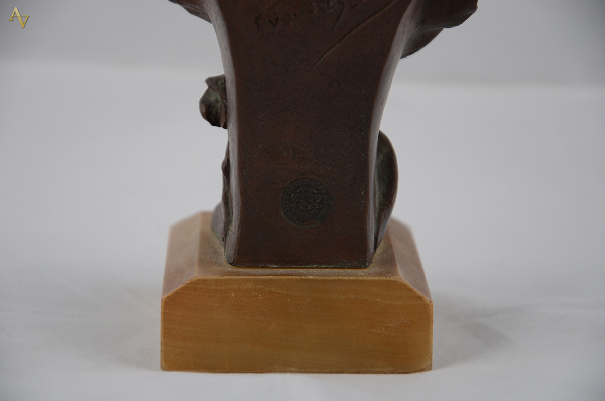 Busto em bronze representando Jovem. Assinado com selo. Altura total... - foto 4 de 4