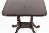 Elegante console reversível para mesa de madeir... - Elegante console reversível para mesa de madeira nobre, tampo apoiado sobre 4 colunas torneadas terminando em quatro pés recurvos e frisados.