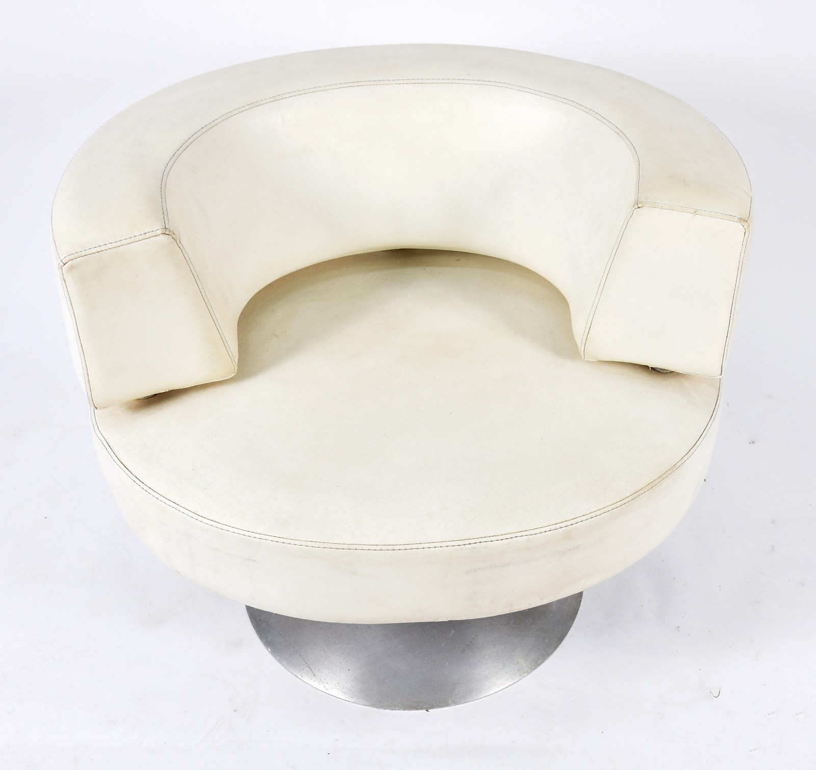 Poltrona giratória com base de metal e estofamento de curvim branco... - foto 2 de 7