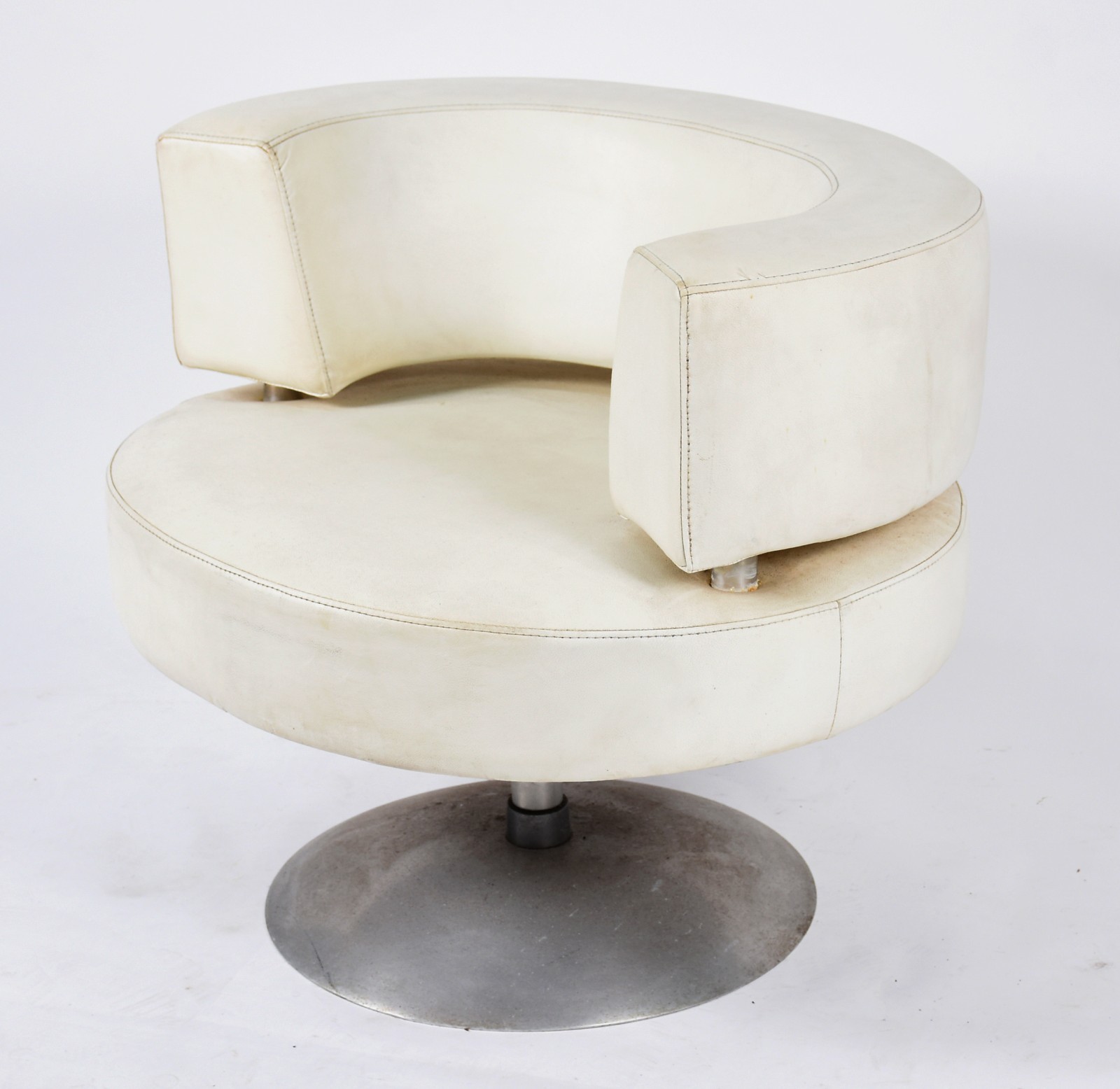 Poltrona giratória com base de metal e estofamento de curvim branco... - foto 1 de 7