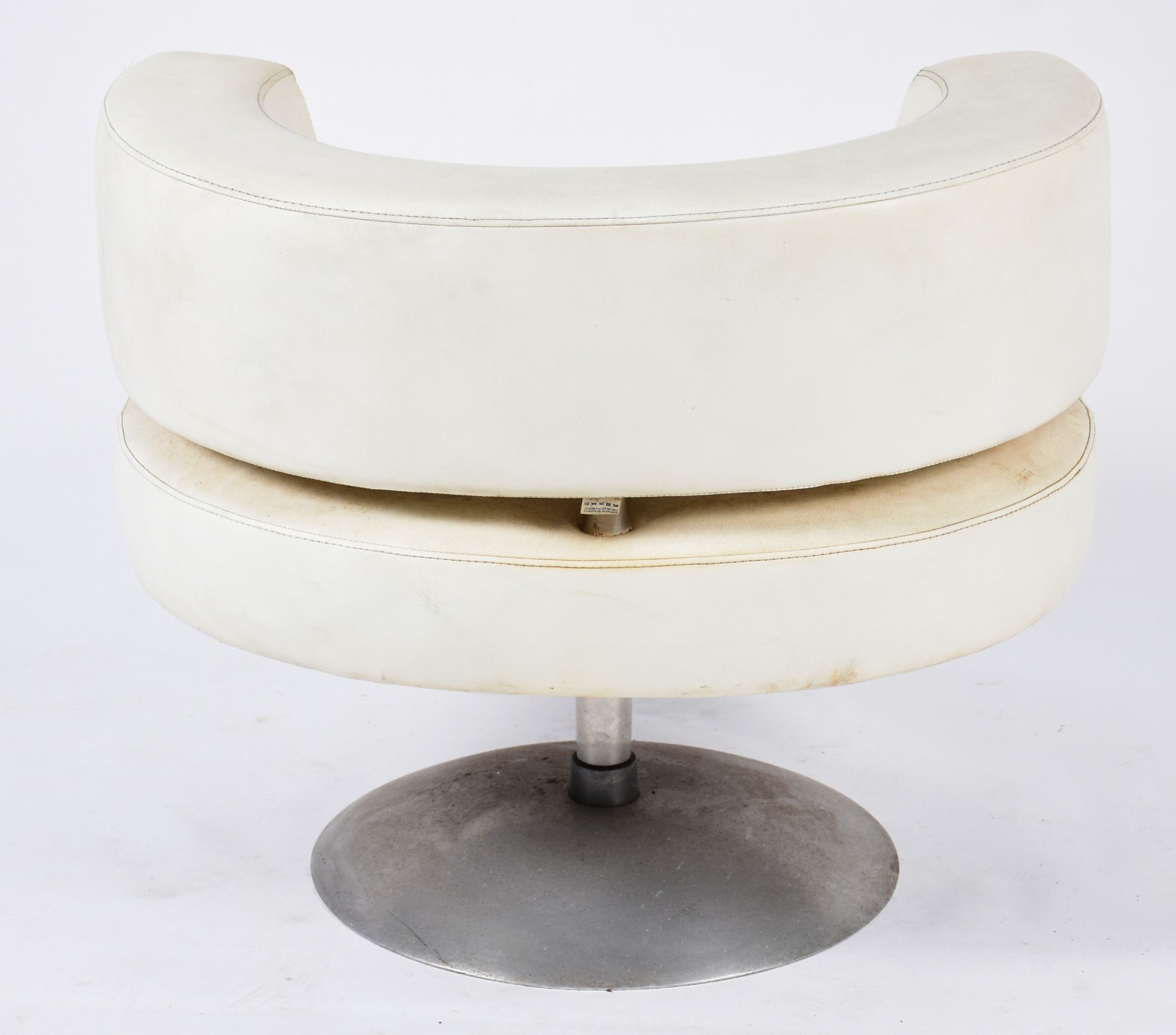 Poltrona giratória com base de metal e estofamento de curvim branco... - foto 4 de 7