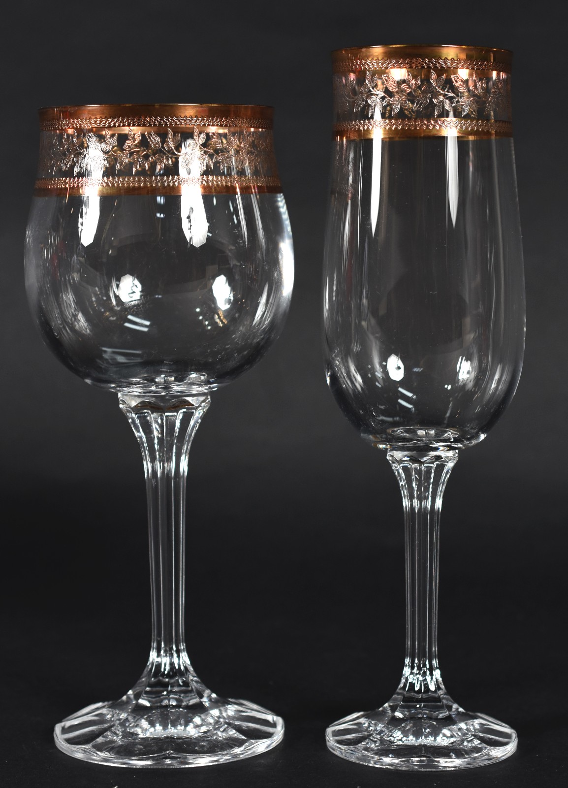 Conjunto de cálices de cristal com bordas douradas composto de: 12... - foto 2 de 3