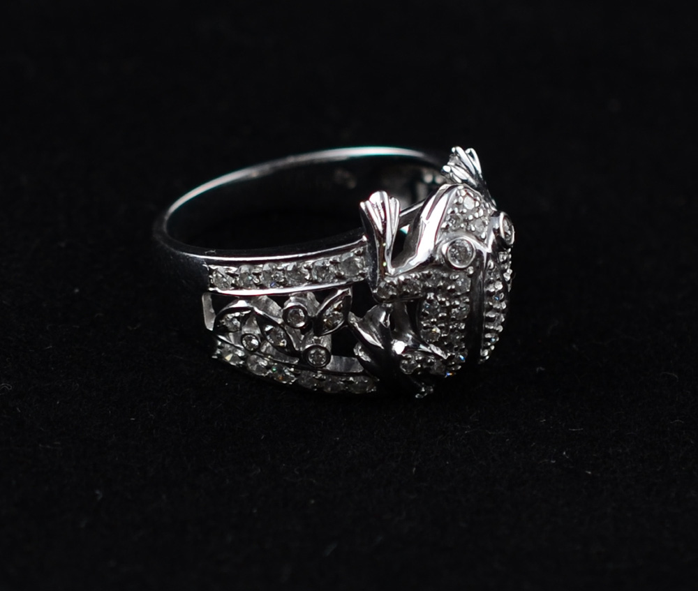 Anel com figura de rã c/diamantes e ouro branco. Peso:8.6g. Aro 17 - foto 1 de 2