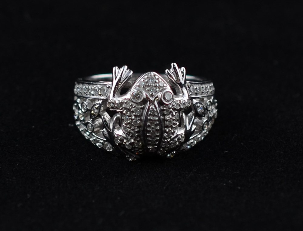 Anel com figura de rã c/diamantes e ouro branco. Peso:8.6g. Aro 17 - foto 2 de 2