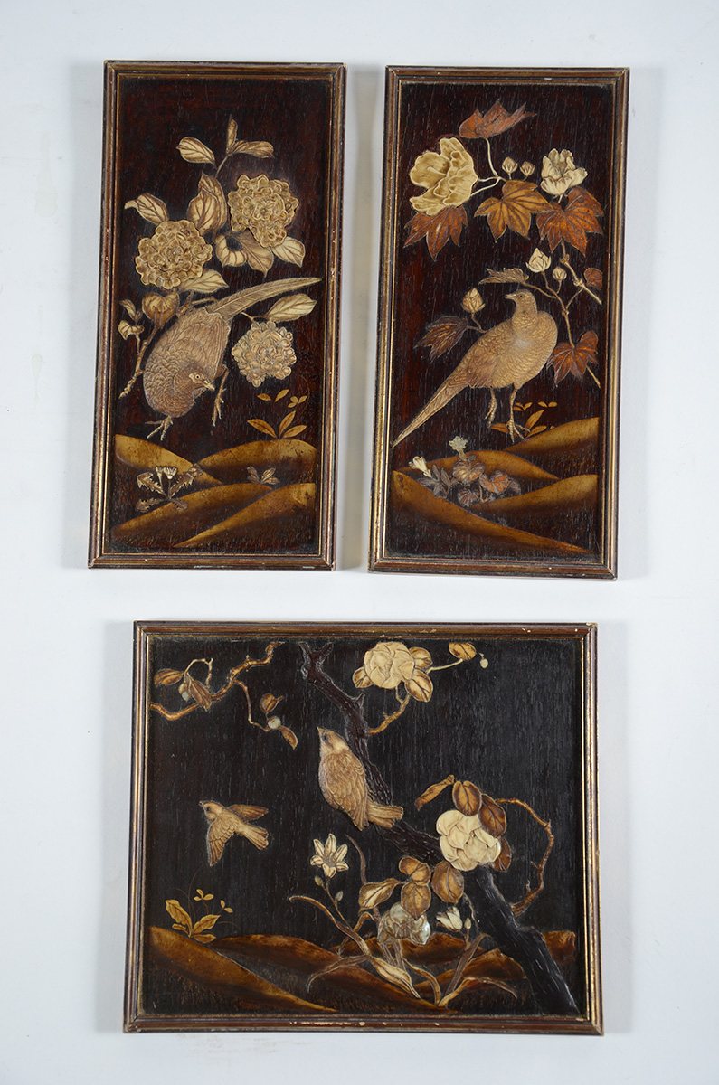 Tres placas orientais de madeira decoradas com pássaros, folhas e...