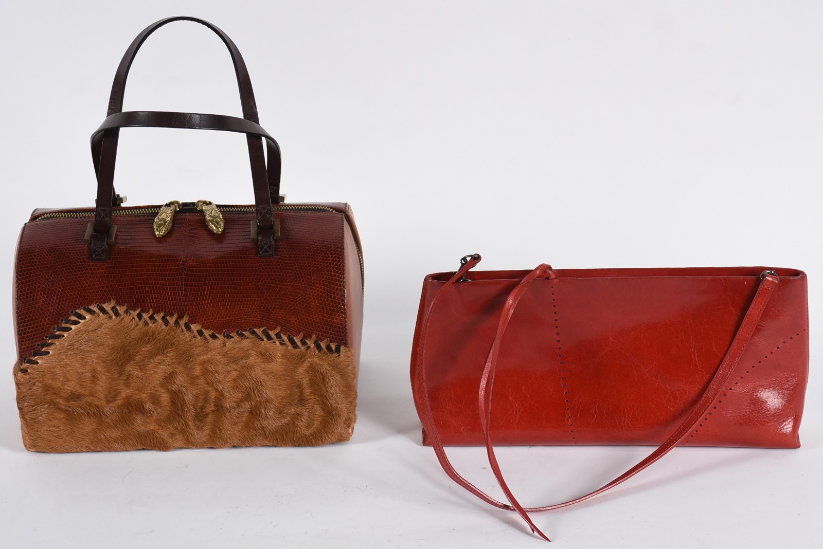 Duas bolsas femininas, sendo uma ROBERTO CAVALLI e outra DKNY. - foto 1 de 5