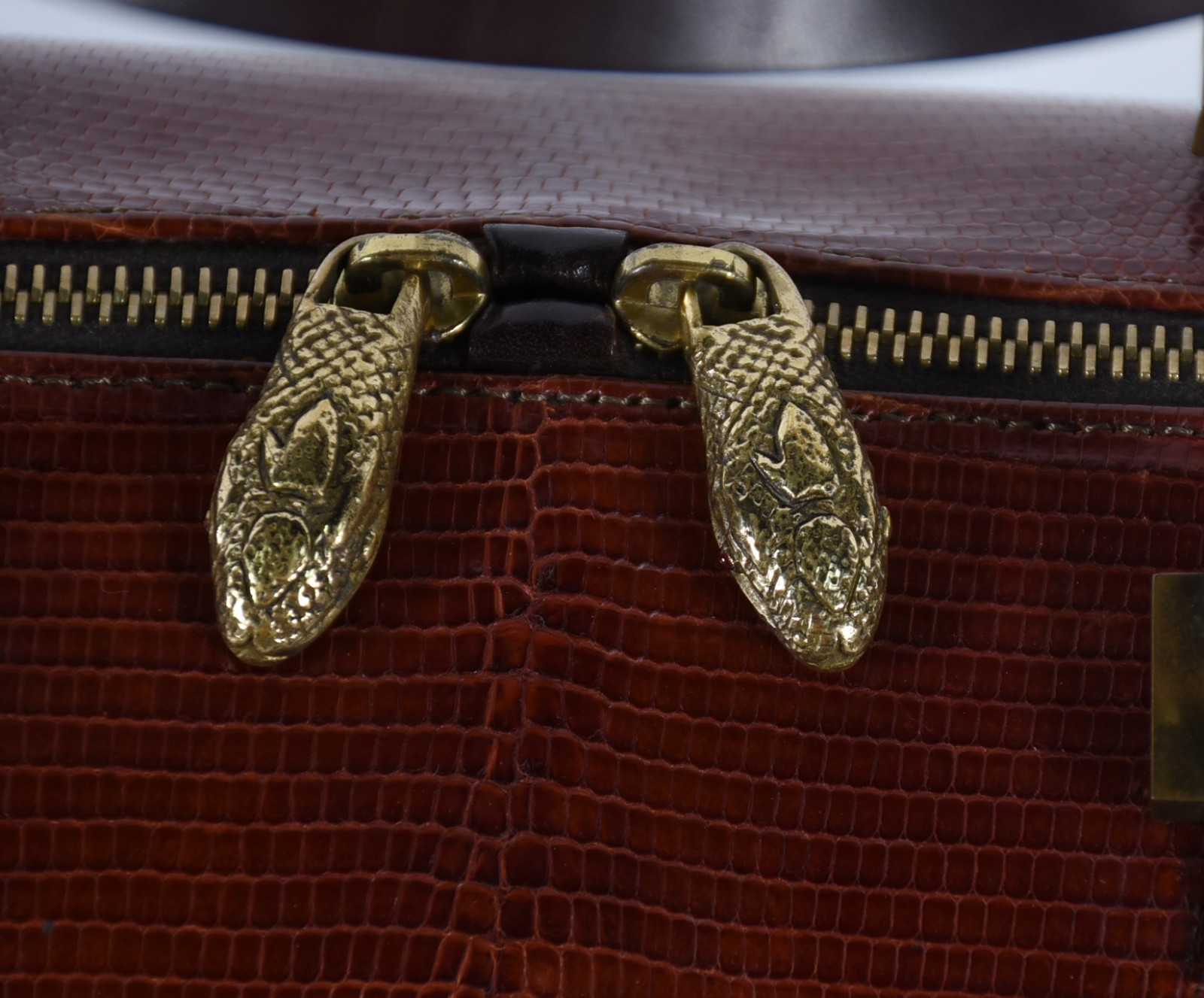 Duas bolsas femininas, sendo uma ROBERTO CAVALLI e outra DKNY. - foto 2 de 5
