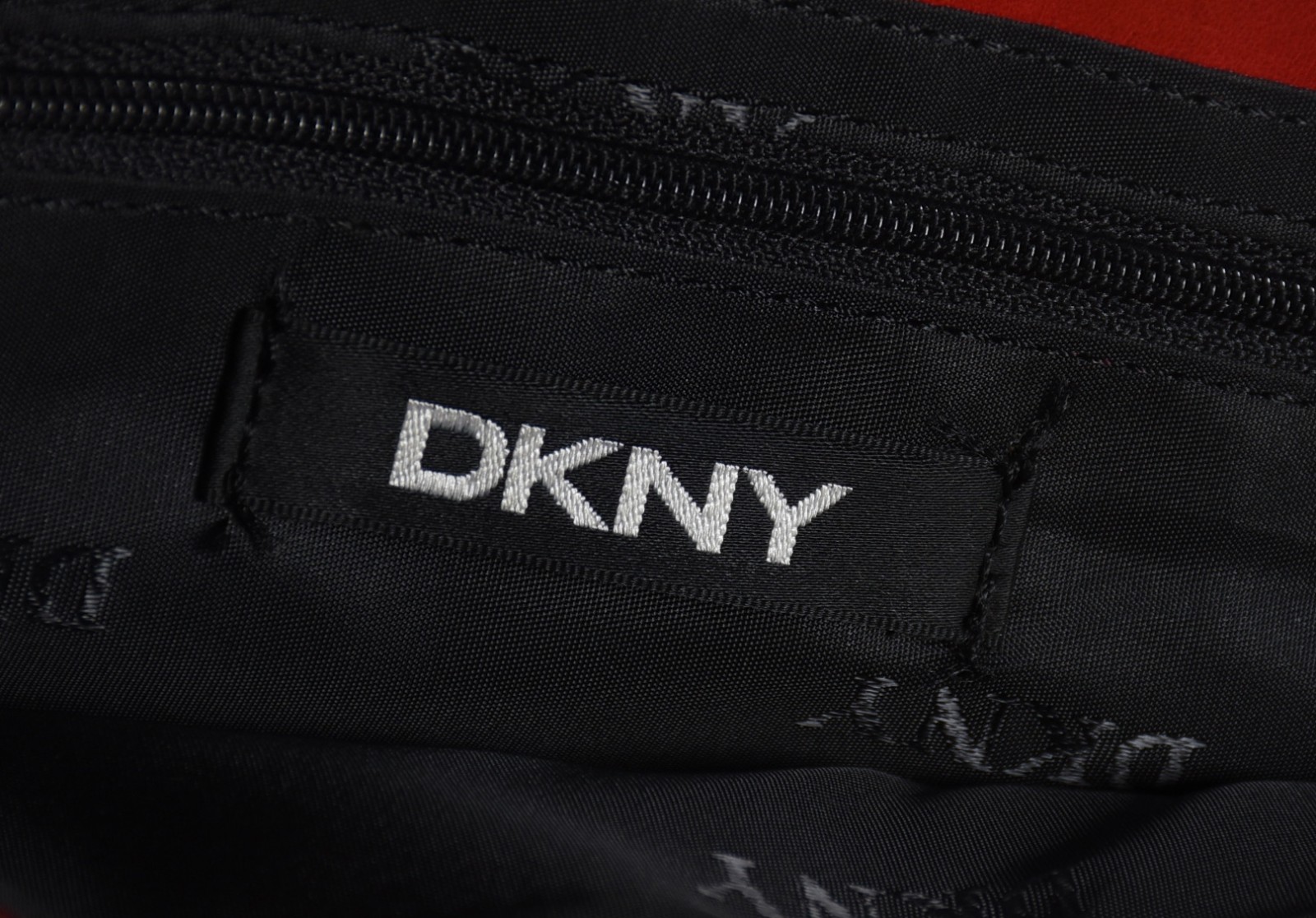 Duas bolsas femininas, sendo uma ROBERTO CAVALLI e outra DKNY. - foto 3 de 5