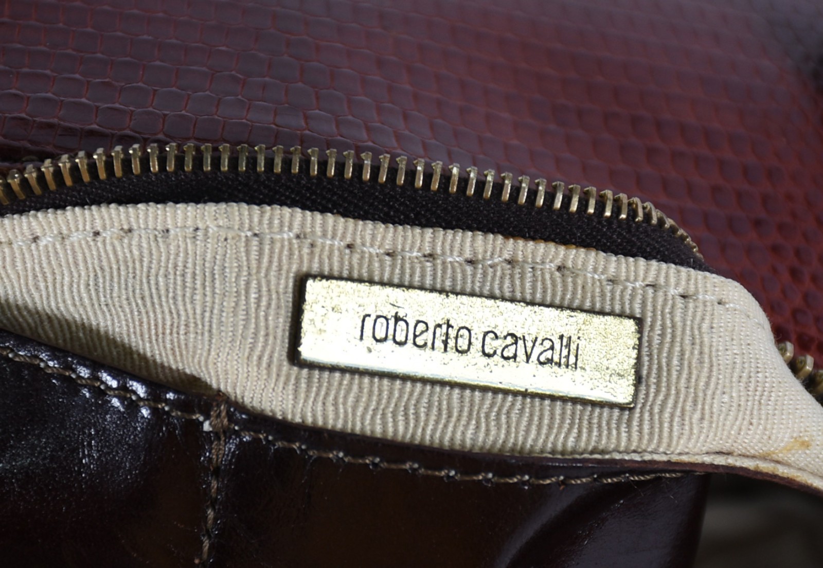 Duas bolsas femininas, sendo uma ROBERTO CAVALLI e outra DKNY. - foto 4 de 5