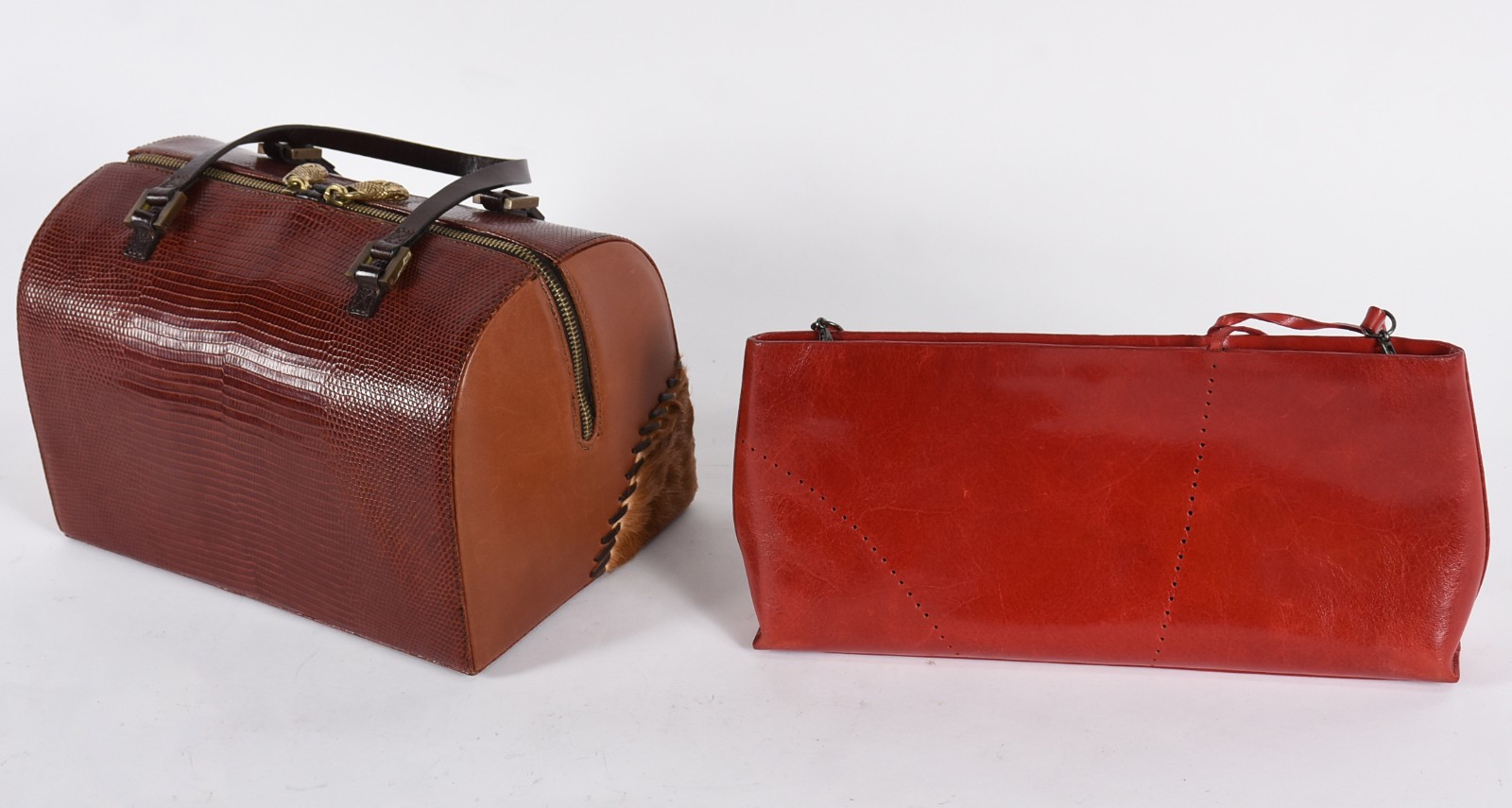 Duas bolsas femininas, sendo uma ROBERTO CAVALLI e outra DKNY. - foto 5 de 5